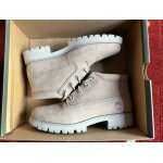 Vends chaussures montantes marques timberland quasi neuf encore dans sa boite. taille 37. 5 hyper lgre. ...