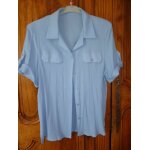 Chemisier bleu ciel  manches courtes avec revers et pattes2 fausses poches devant. en viscose et polyester:ta ...