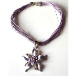 Collier de 12 brins de fil violets avec un pendentif coulissant d'une fleur mtallique argent avec coeur ...