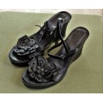 Compens�es minelli avec belle fleur, l'ensemble en cuir noir. pointure:37