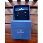 Deux boucles d'oreille de marque swarovski