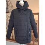 Doudoune noire zipp�e et avec le col montant