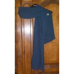 Echarpe bleue marque blanche porte