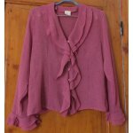 Elégant chemisier en voile transparent rose foncé - double volant À l'encolure, au boutonnage et aux ... Elégant chemisier en voile transparent rose foncé - double volant À l'encolure, au boutonnage et aux ...