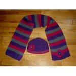 Ensemble bonnet violet avec fleurs rouge et echarpe � rayures rouge violet et gris sergent major taille ...
