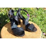 Escarpin andre en cuir noir,  c brides croises. pointure:37.