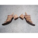 Escarpins beige et marron ouverts avec lanières en cuir avec grosse lanière et anneau pour fermeture, ... Escarpins beige et marron ouverts avec lanières en cuir avec grosse lanière et anneau pour fermeture, ...