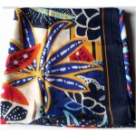 Grand foulard � motif exotique et couleurs vives - 130x130cm - 100%polyester aspect doux et soyeux - ...
