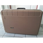 Grande valise rigide couleur taupe, pratique et solide, �quip�e de roulettes.