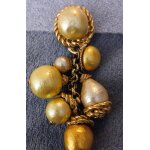 Une grosse boucle d'oreille pendante cha�ne dor�e � 6 breloques