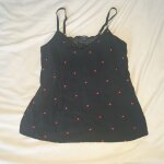 Haut noir  fine bretelles, taille 12 ans, marque kiabi, avec dessin de petits c?urs rouges et n?ud sur ...