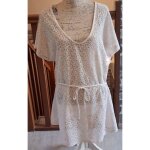 Joli haut blanc ajour� curvy avec une ceinture