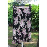 Jolie petite jupe alain manoukian en voile noir avec impressions de fleurs. taille �tiquet�e:40