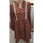 Jolie robe fleurie bordeaux et beige avec bandes blanches ajoures