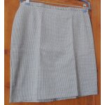 Jupe courte - forme droite - imprim pied de poule noir / blanc - taille 46 - zip et bouton au dos - ...