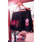 Jupe dentelle noire motifs cousus colorés 42 xl desigual. Jupe dentelle noire motifs cousus colorés 42 xl desigual.