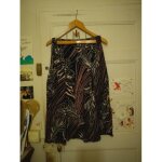 Jupe mi longue noire motifs roses / blancs 36 s blanche porte.