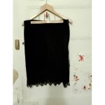 Jupe noire bas broderie 40 l blanche porte.