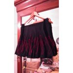 Jupe noire motifs rouges cousus 40 l desigual. Jupe noire motifs rouges cousus 40 l desigual.