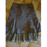 Jupe tbs, marron, dessus marron avec des fils blancs, dessous doublure finissant par deux volants