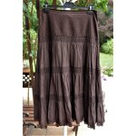 Jupon marron caroll rehauss� de jolies dentelles et ht en nid d'abeilles. taille �tiquet�e: 42.