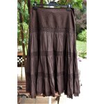 Jupon marron caroll rehauss de jolies dentelles et ht en nid d'abeilles. taille tiquete: 42.
