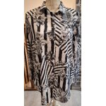 Longue chemise ray�e blanche et noire et avec un imprim� fleuri
