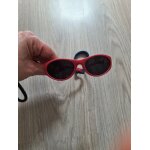 Lunettes de soleil b�b� isotoner rouge monture souple et attache amovible