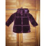 Manteau fausse fourrure  capuche amoviblede marque natalys de couleur prune , fantaisie bandes horizontales ...