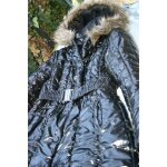 Manteau noir verni avec capuche en fausse fourrure