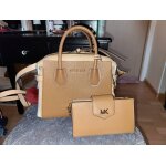 Michael kors sac port� main portefeuille