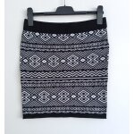 Mini jupe en laine noir et blanc. dessin geometrique. tissaia. taille 38 / 40
