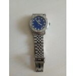 Montre adidas fond bleu, bracelet change, pile a changer