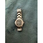 Montre femme argent cadran fond noir avec swarovski marque guess