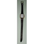 Montre femme dor�e q&q quartz avec bracelet marron