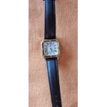 Montre femme marque yonger et bresson  quartz vintage. carre 2, 2 cm, encadrement dor, fond blanc. ...