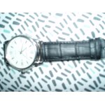 Montre pierre cardin quartz en cuir veritable avec notice et boite.