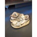 Nike chaussure grise et blanche en cuir basket 21 eu / 5 us bb et garon