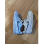 Nike court vintage low - baskets blanches en cuir, swoosh gris, logo bleu au talon - 44 - 45