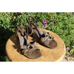 Nu pieds minelli de couleur kaki / marron. modle en cuir au dessus travaill avec boucle et rivets article ...