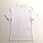 Only t - shirt manches courtes en maille c�tel� blanc avec ourlet ondul�. pour femme. taille xs