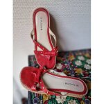 Paire de tongs cuir rouge, semelle bois, marque le plagiste, taille 41
