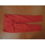 Pantalon 3 / 4 rouge peau de pêche blanche porte Pantalon 3 / 4 rouge peau de pêche blanche porte