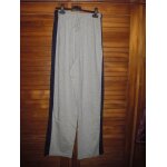 Pantalon détente de marque damart , 100%coton , taille s , de couleur gris clair bande noire sur les ... Pantalon détente de marque damart , 100%coton , taille s , de couleur gris clair bande noire sur les ...