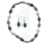 Parure en papier de couleur grise (dégradé de gris foncé À clair)avec perles métal argentée. 43 cm de ... Parure en papier de couleur grise (dégradé de gris foncé À clair)avec perles métal argentée. 43 cm de ...