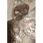 Pendentif femme avec une tte de mort.