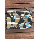 Pochette pour femme, de la de la marque monoprix, fermeture �clair, enti�rement doubl� d�un tissu bleu. ...