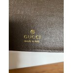 Porte monnaie gucci avec des petits d�fauts.
