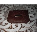 Porte monnaie pressionn� 2 compartiments de marque mng , de couleur marron , logo marque grav� sur plaque ...