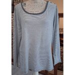 Pull fin � rayures avec l'�paule gauche boutonn�e